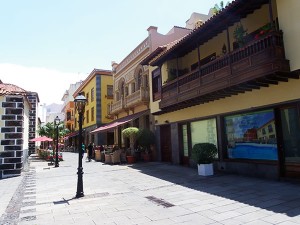 El pintoresco casco histórico del Puerto de la Cruz le invita a dar un paseo por sus calles.