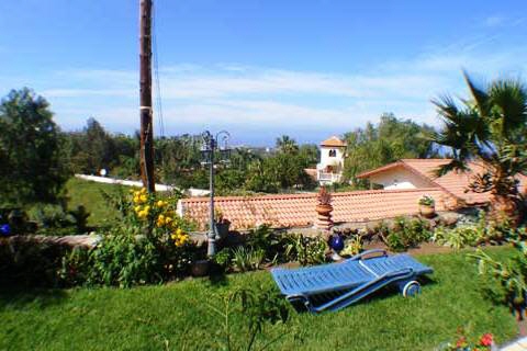 Terraza cubierta cerca de la piscina
