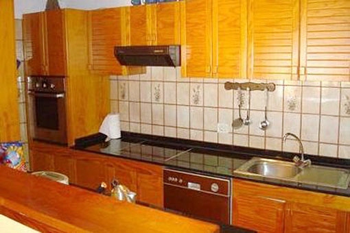 Cocina equipada con muebles de madera