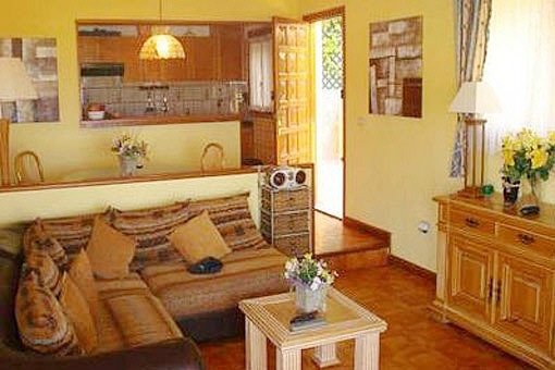 Salón comodo y cocina abierta