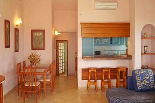 Comedor-salón de estar con cocina abierta