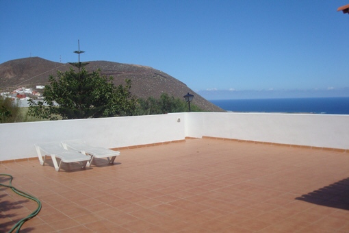 Amplia terraza con vistas panorámicas a las montañas y al mar
