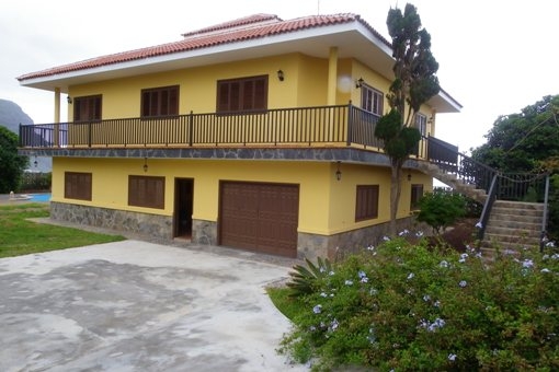 La villa con un balcón alrededor del edificio, en una vista amplia