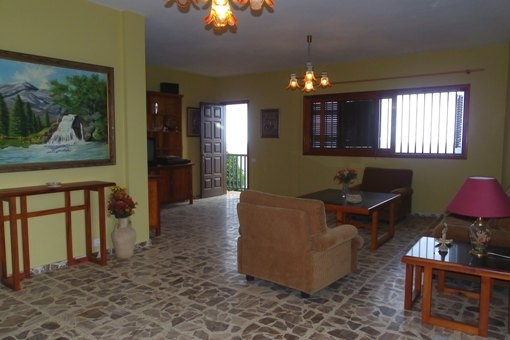 Sala de estar de arriba con salida al balcón
