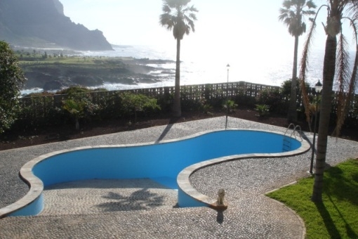 Gran piscina en primera línea del mar