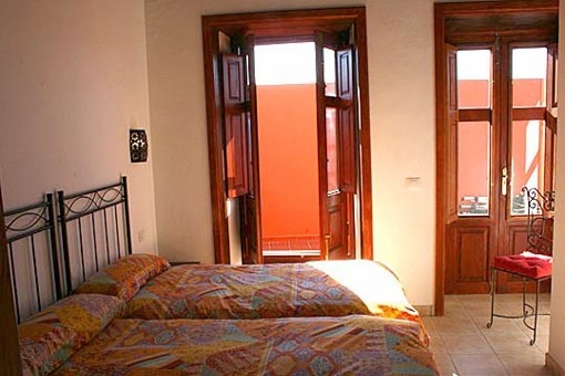 Dormitorio rústico con salida a la terraza