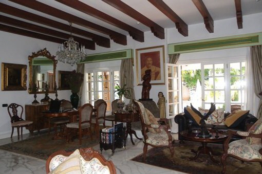 Sala de prestigio con suelo de mármol, techo de vigas y ventanas aislantes