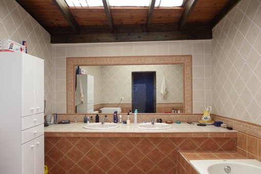 Amplio cuarto de baño
