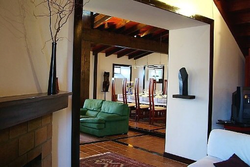 Ambiente abierto: Sala con chimenea enfrente de la sala de estar y del comedor