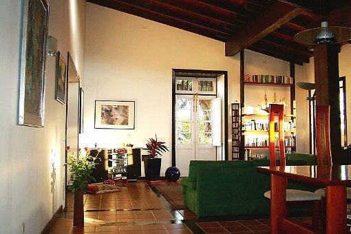 Sala de estar generosa con la armonía de la tradición y la modernidad