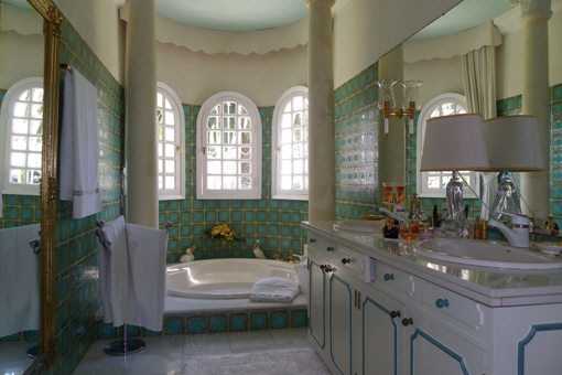 Exquisito baño ensuite con gran bañera en la torre