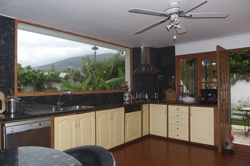 Parte de la cocina con vistas a la montaña