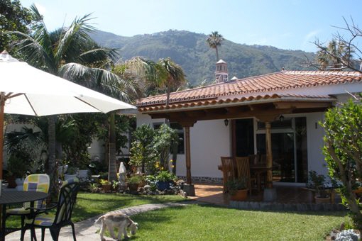 Jardín con varios lugares de descanso
