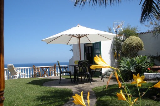 Hermosas vistas desde la terraza al mar ya la caseta de jardín