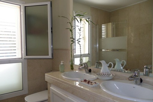 Elegante baño con ducha de hidromasaje