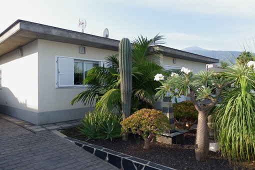 La villa con la entrada, jardín cuidado y vistas al Teide