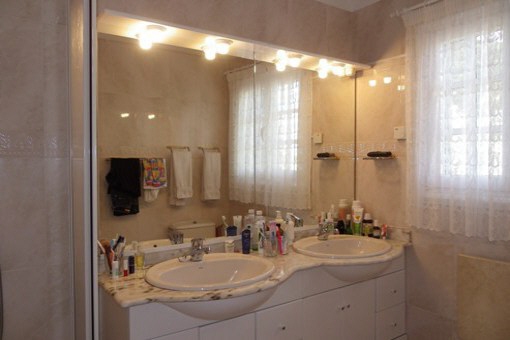 Luminoso cuarto de baño