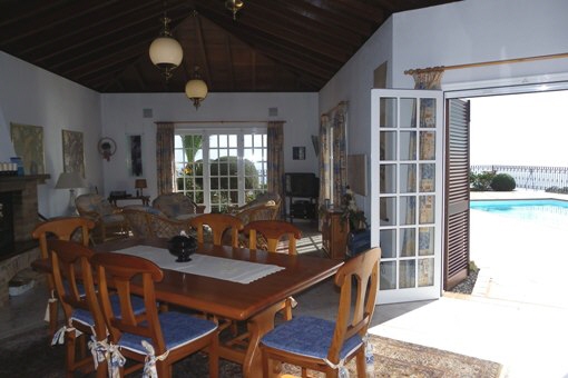 Bonito comedor y salón con chimenea