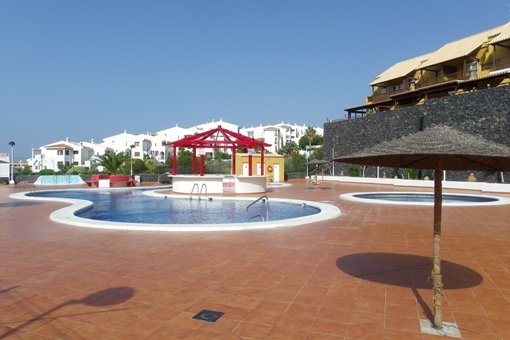 Las dos piscinas comunitarias