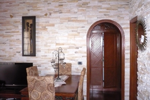 Pared de piedra en el salón