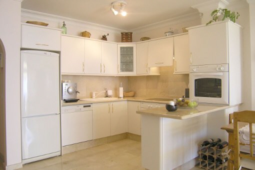 Cocina totalmente equipada con diseño elegante
