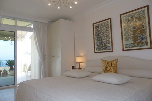 Dormitorio con piso de mármol y vista al mar