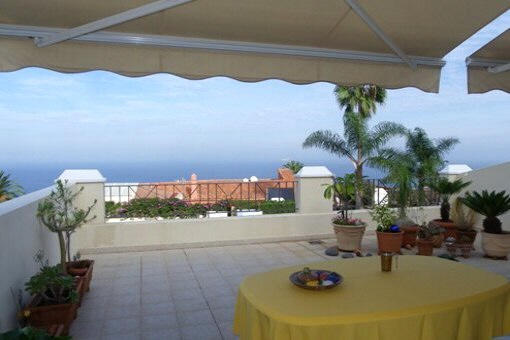 Amplia terraza con vistas panorámicas