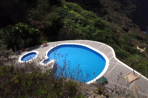 Piscina comunitaria bien cuidado con piscina seperada para los niños