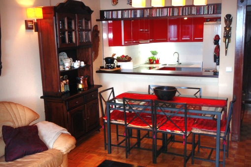 Amplio salón comedor con una cocina abierta