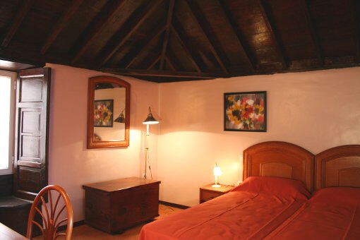 Amplias habitaciones con estilo y vigas de madera