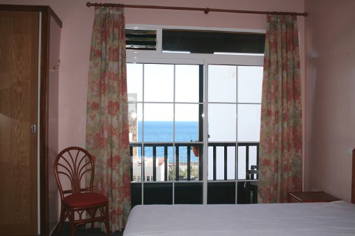 Habitaciones de hotel con vistas al mar y ventanas modernas