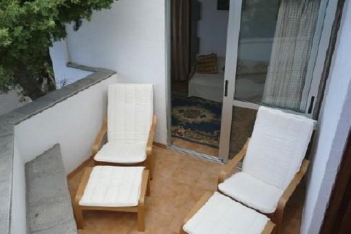 Terraza soleada con vista al mar
