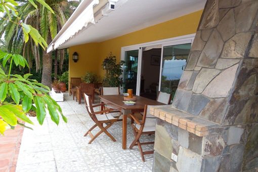 Amplia terraza cubierta con barbacoa