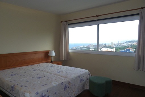 Gran dormitorio con ventanales amplias