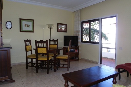 Salón y comedor con balcón