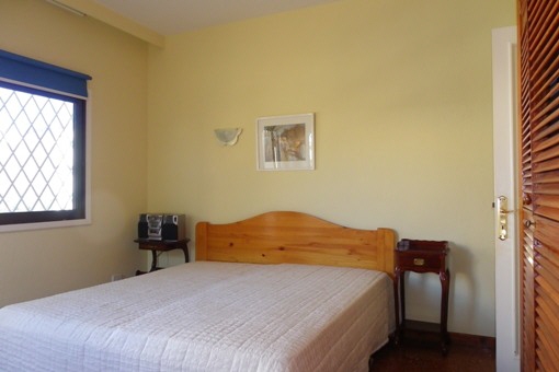 Dormitorio con armario empotrado