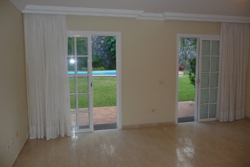 Amplia sala de estar con terraza