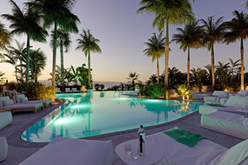 Piscina por la noche