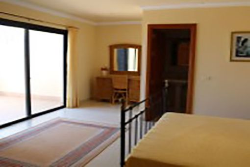Domritorio principal con baño en suite