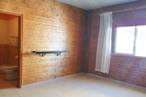 Dormitorio con baño en suite