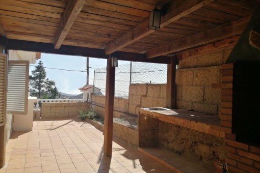 Terraza cubierta con cocina exterior