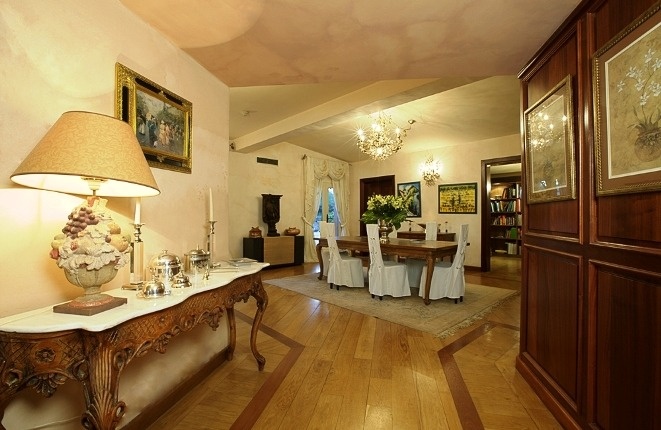 Vista del comedor y la biblioteca de la entrada al salón