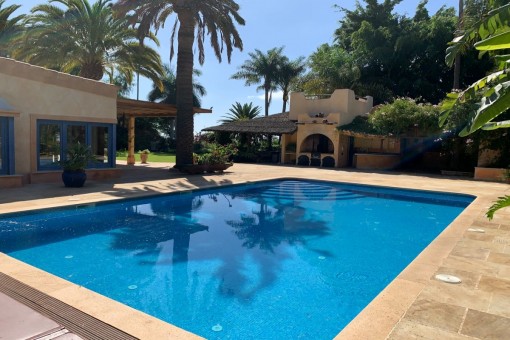 Soleada zona de la piscina