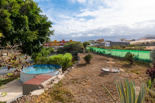 Vista al jardín y la piscina