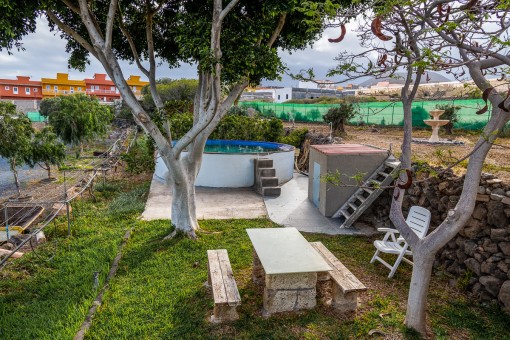 Vista al jardín y la piscina