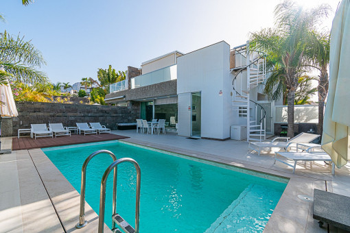 Impresionante villa moderna con vistas al mar en la zona de lujo de Playa del Duque