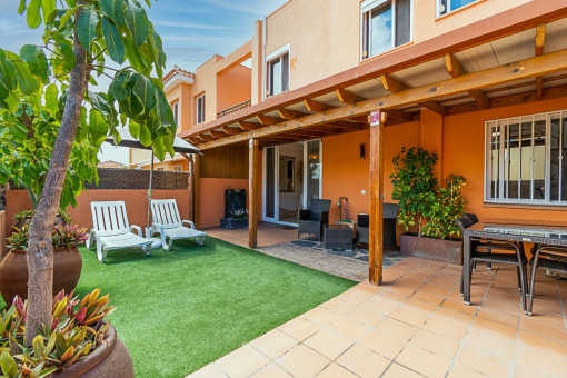 Adosado totalmente renovado de dos dormitorios y gran jardín en venta en Palm-Mar