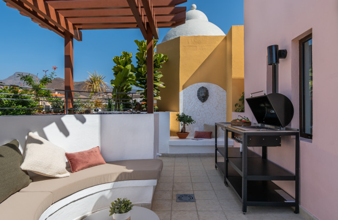 Amplio apartamento de 2 dormitorios con azotea privada y vistas al mar en Los Cristianos
