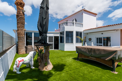 Elegante villa reformada de tres dormitorios con piscina interior y jardín