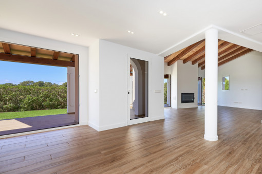 Salón muy luminoso con acceso al jardín